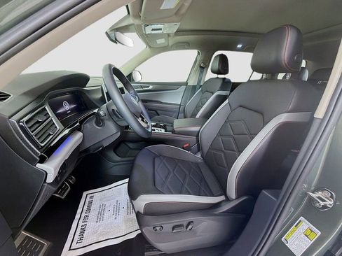 Used 2025 Volkswagen Atlas Peak Edition SE image 21