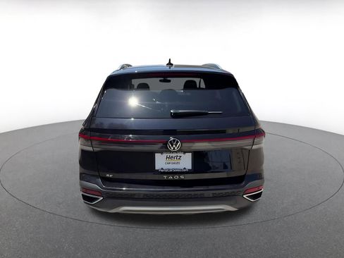 Used 2025 Volkswagen Taos SE FWD image 12