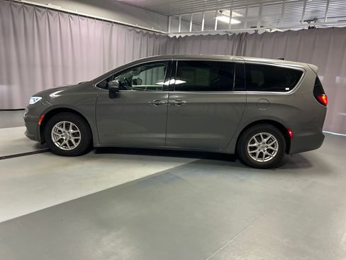 Used 2023 Chrysler Pacifica Touring-L FWD image 4