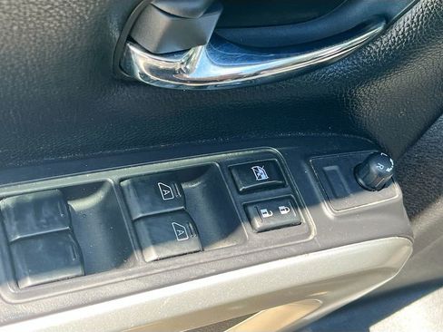 Used 2022 Nissan Titan SV w/ SV Convenience Package image 18