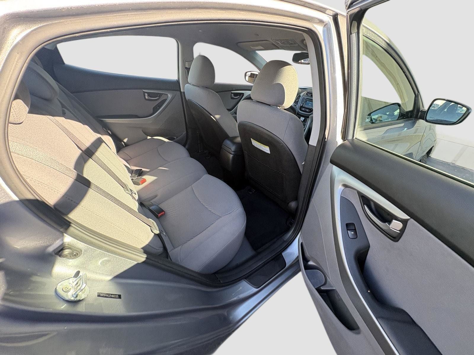 Used 2015 Hyundai Elantra SE w/ Option Group 02 FWD image 16