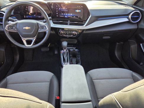 Certified 2025 Chevrolet Trax LT w/ LT Convenience Package FWD image 16