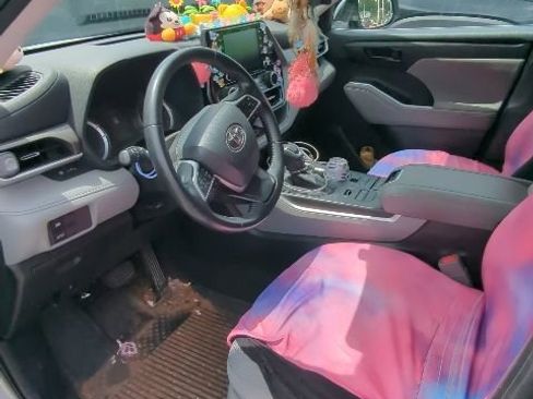 Used 2022 Toyota Highlander LE AWD/4WD image 12