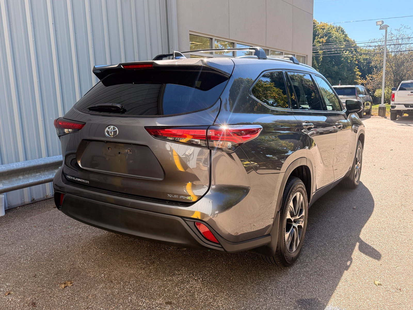 Used 2022 Toyota Highlander XLE AWD/4WD image 6