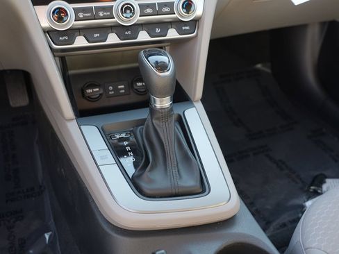 Used 2020 Hyundai Elantra SE FWD image 25