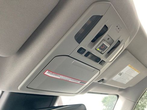 Used 2022 Toyota Highlander XLE FWD image 29