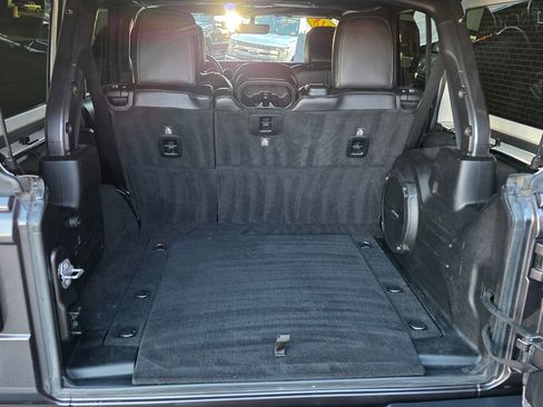 Used 2018 Jeep Wrangler Unlimited Sahara image 9