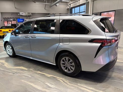 Used 2022 Toyota Sienna XLE image 37
