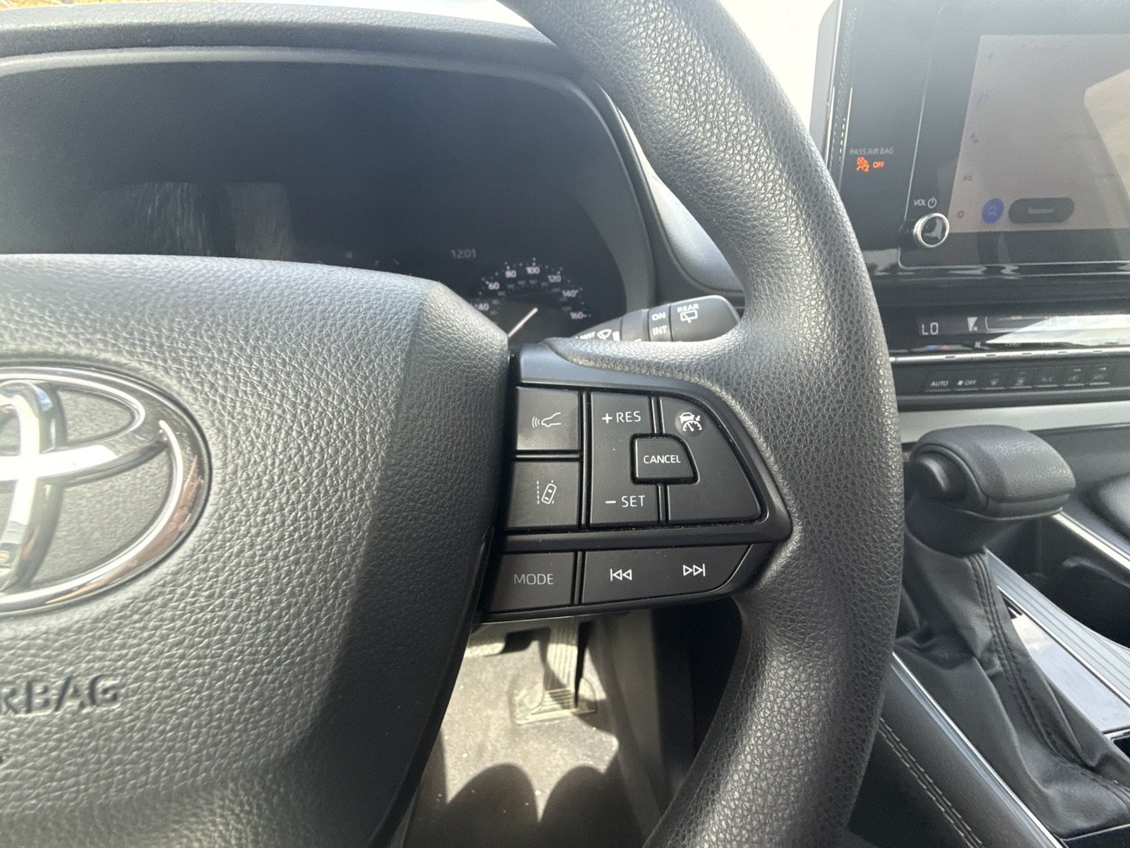 Used 2025 Toyota Sienna LE FWD image 18