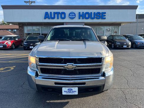 Used 2009 Chevrolet Silverado 2500 LT w/ Interior Plus Package AWD/4WD image 2