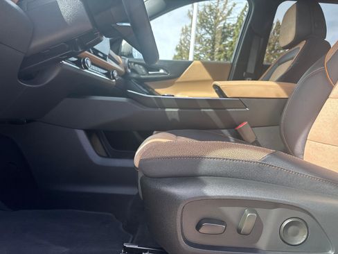 Used 2025 Chevrolet Equinox ACTIV w/ Safety and Technology Package image 18