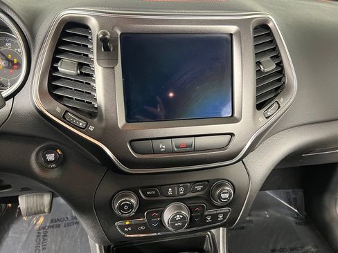 Used 2020 Jeep Cherokee Trailhawk w/ Cold Weather Group AWD/4WD image 22