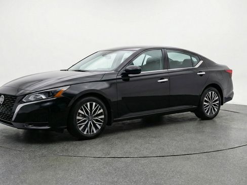 Used 2025 Nissan Altima 2.5 SV image 3