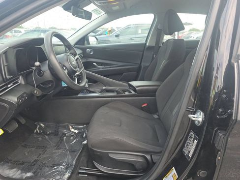 Used 2023 Hyundai Elantra SE FWD image 5