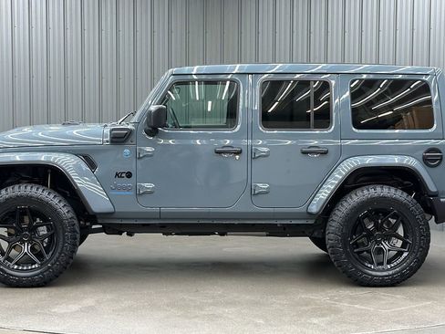 Used 2025 Jeep Wrangler Unlimited Sahara w/ Safety Group AWD/4WD image 2