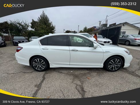 Used 2017 Honda Accord Touring image 4