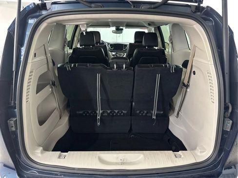 Used 2023 Chrysler Pacifica Touring-L FWD image 16