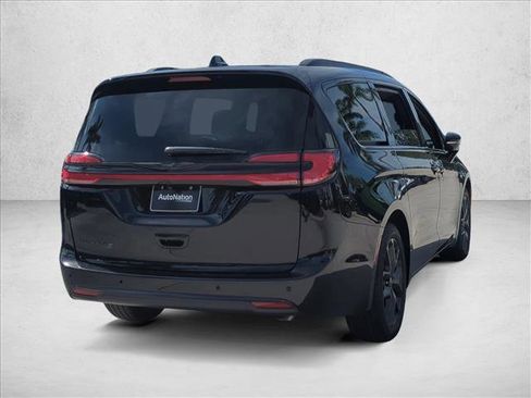 New 2026 Chrysler Pacifica Select image 2