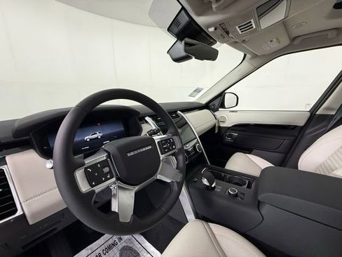 Certified 2025 Land Rover Discovery S image 6