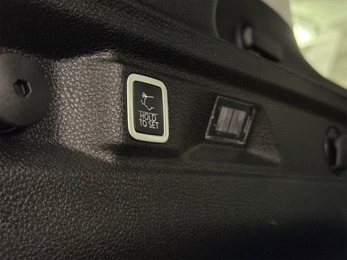 Used 2022 Jeep Grand Cherokee L Limited w/ Luxury Tech Group II image 9