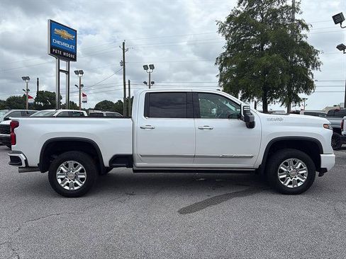 Used 2024 Chevrolet Silverado 2500 High Country w/ High Country Premium Package AWD/4WD image 4