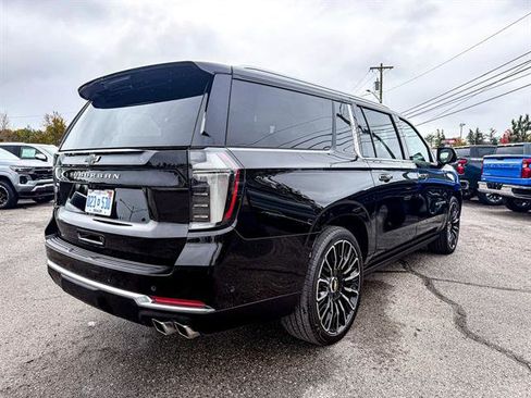 Used 2025 Chevrolet Suburban High Country image 6