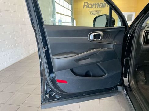 Used 2025 Kia Sorento LX image 9