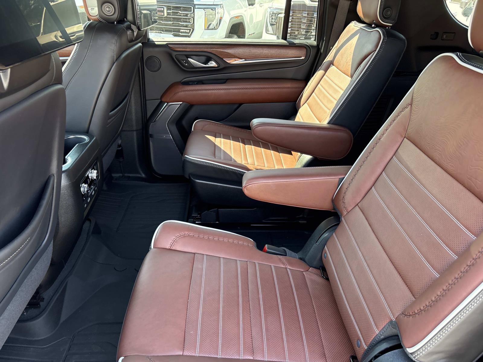 Used 2024 GMC Yukon XL Denali Ultimate AWD/4WD image 29