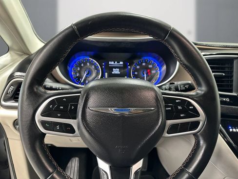 Used 2018 Chrysler Pacifica Touring-L FWD image 22