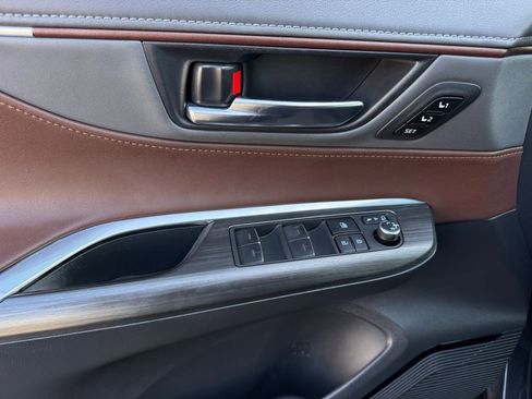 Used 2023 Toyota Venza XLE image 37