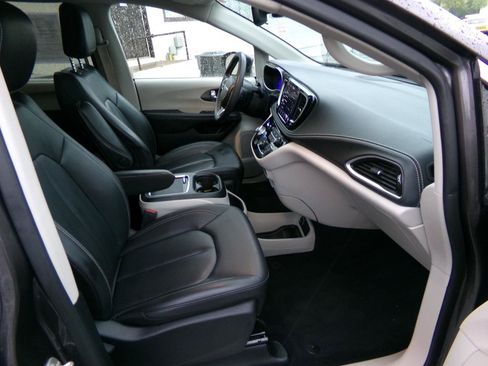 Used 2023 Chrysler Pacifica Touring-L AWD/4WD image 33