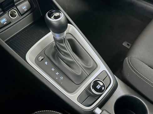 Used 2025 Hyundai Venue SEL image 24