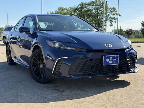 Used 2026 Toyota Camry SE w/ Convenience Package FWD image 2