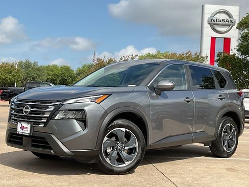 Used 2025 Nissan Rogue SV image 2