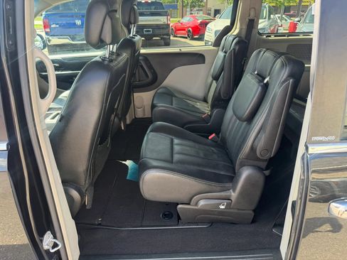 Used 2013 Chrysler Town & Country Touring-L w/ Trailer Tow Group FWD image 28