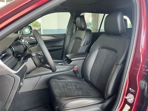 New 2025 Jeep Grand Cherokee Altitude image 12