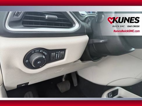 Used 2023 Chrysler Pacifica Touring-L FWD image 17