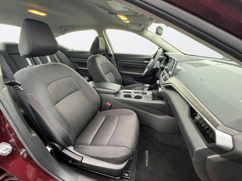 Used 2025 Nissan Altima 2.5 SV FWD image 12
