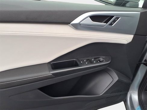 Used 2025 Volkswagen Taos SE w/ Panoramic Sunroof Package image 7