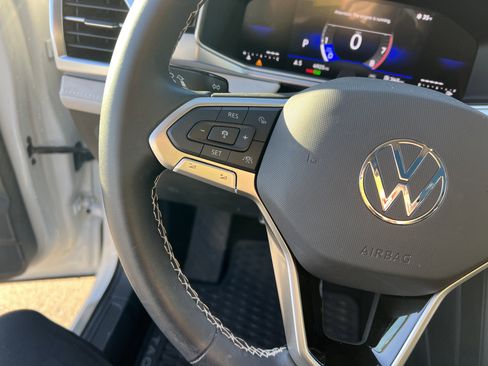 Certified 2025 Volkswagen Taos SE w/ Panoramic Sunroof Package FWD image 18