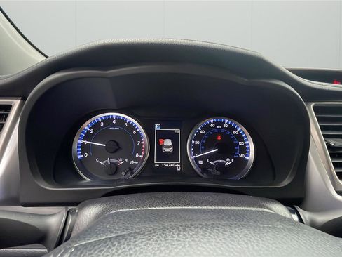 Used 2017 Toyota Highlander Plus FWD image 15