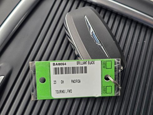 Used 2023 Chrysler Pacifica Touring-L FWD image 32