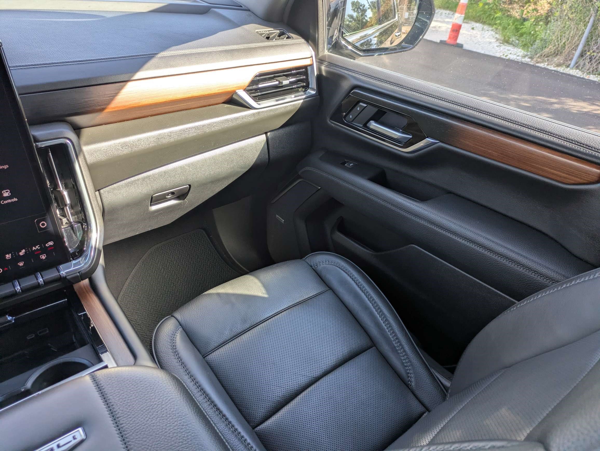 Used 2025 GMC Yukon XL Denali AWD/4WD image 17