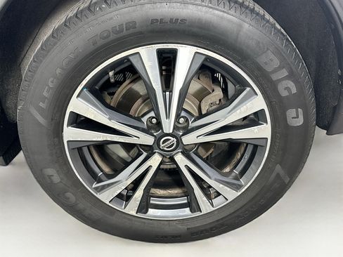 Used 2019 Nissan Rogue SV w/ Premium Package FWD image 11