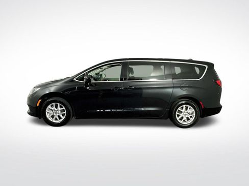Used 2023 Chrysler Voyager LX FWD image 5