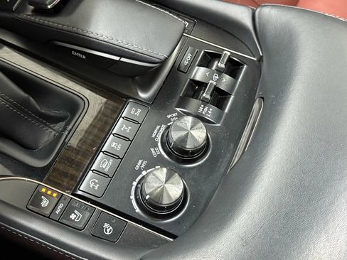 Used 2020 Lexus LX 570 4WD w/ 3rd Row & Luxury Pkg image 33