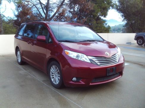 Used 2012 Toyota Sienna XLE image 4
