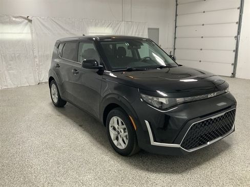 Used 2025 Kia Soul LX FWD image 4