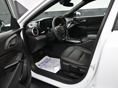 Certified 2025 Chevrolet Trax RS w/ Driver Confidence Package FWD image 9