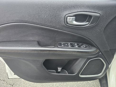 Used 2018 Jeep Compass Latitude w/ Popular Equipment Group image 11